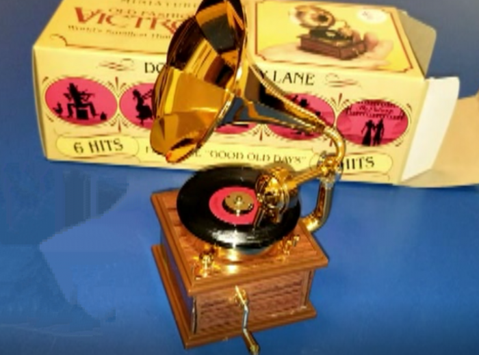 Miniature Old Fashioned Victrola 1983.png