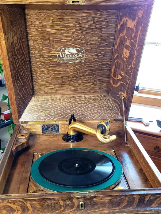 Victrola oak XVI Interior.png