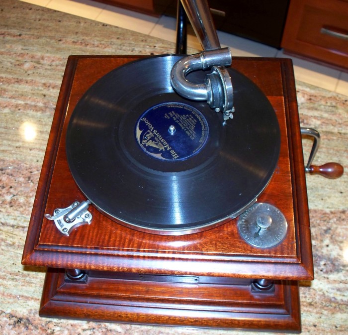 Victor lV Gramophone (1).JPG