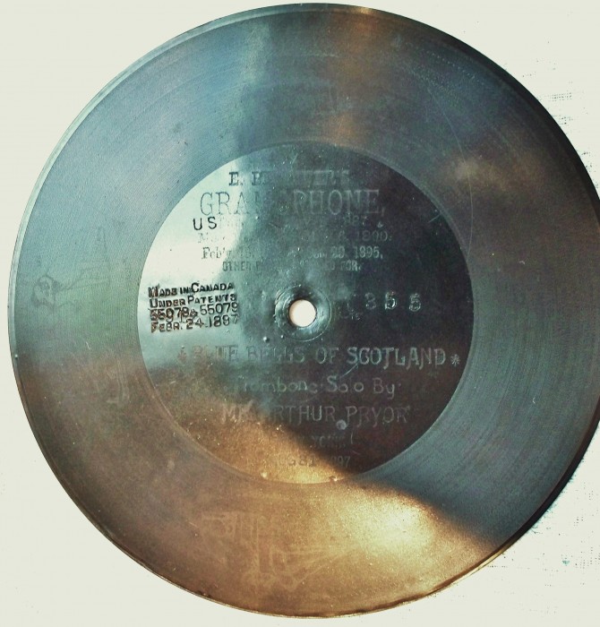 1900 Canadian Berliner With (HMV) In The Grooves (5).JPG