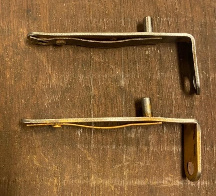 VV-XVII Right side lower door hinges.jpg