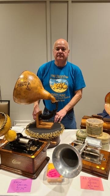 Sunday may have been a bit slow but I wore my lucky Gourd Festival tee shirt for good luck.  It worked!  I sold four Gourd-O-Horns!  Of course they may have been mercy purchases.