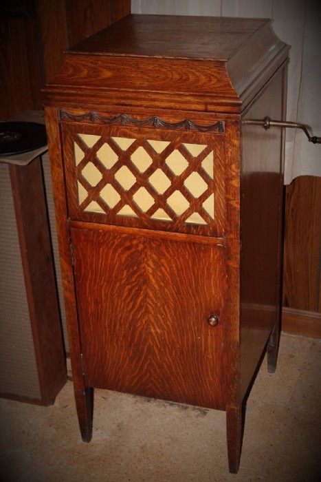 Pathe upright.jpg