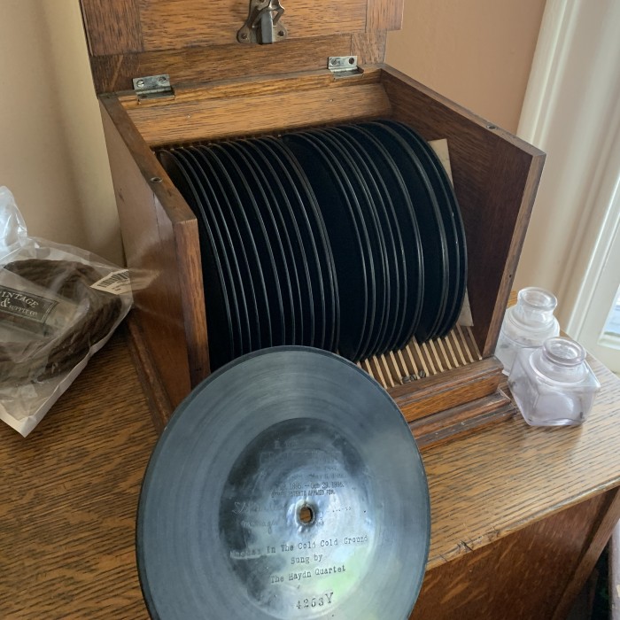 The oak box full of 7&quot; E. Berliner's Gramophone discs