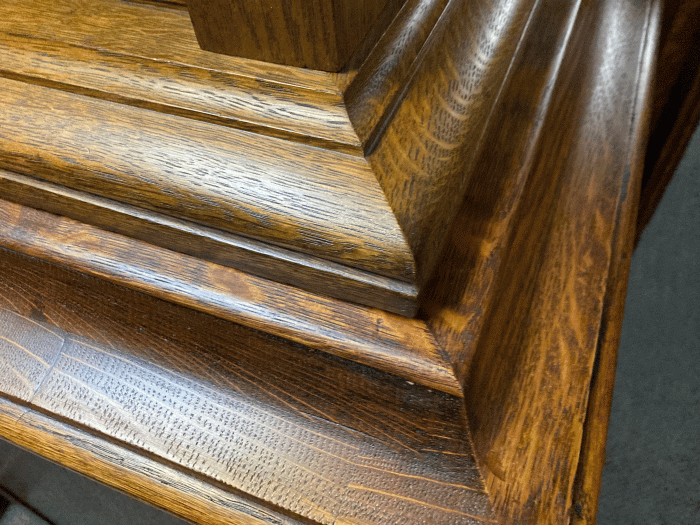 This is a closeup of the machine as it's displayed on the matching cabinet.  The machine does not fit in the confines of the trim but rather on top.  The visual effect is a continuation of the machine cabinet theme.