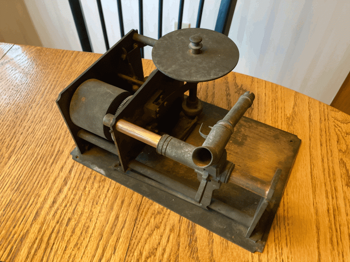 I wound the spring a little and the governor spun.  I followed this to the belt pulley and the way it's set up, the turntable would turn counterclockwise.