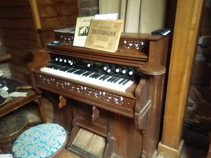 pump organ.jpg