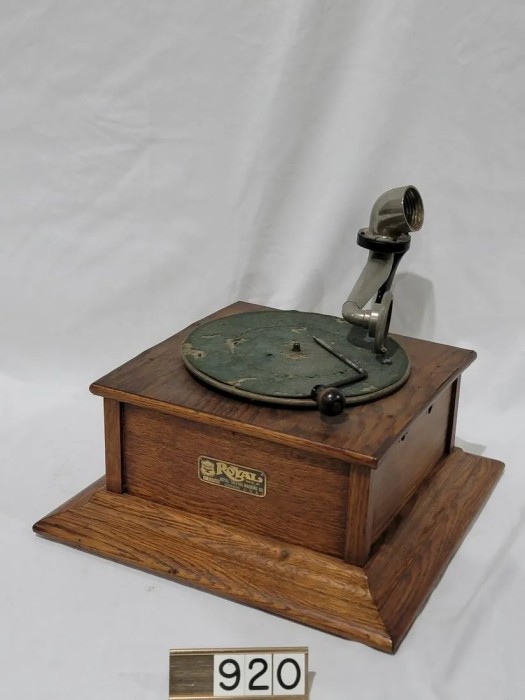 Royal Talking Machine at Stanton Auction.jpg