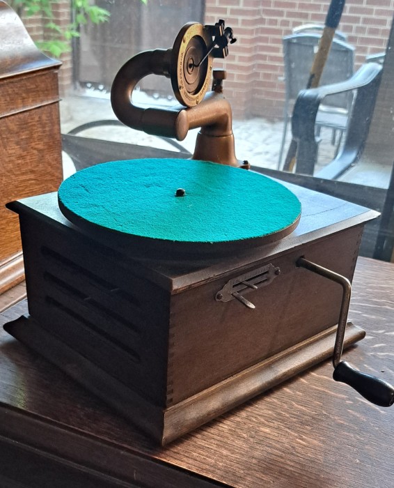 Austin Peerless gramophone.jpg