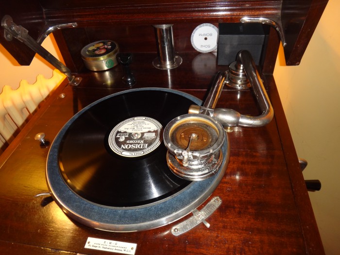 Brunswick Ultona playing Edison Diamond Disc.