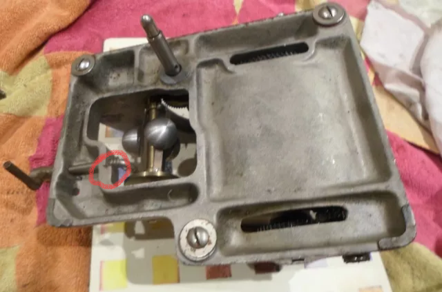 Watch the straight prong engages in the frame lug V notch
