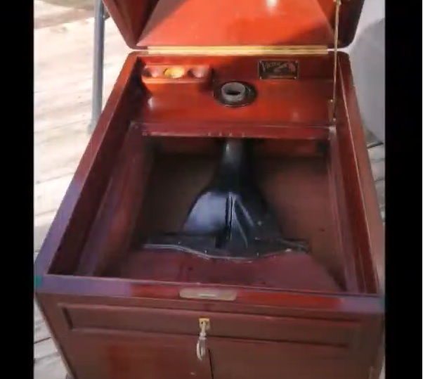 Table Model VV-XI horn.jpg