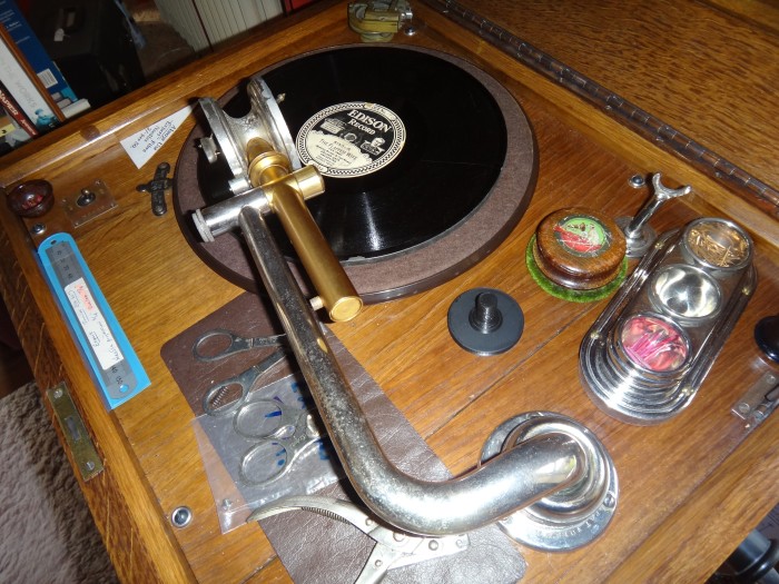 Complete Brunswick Ultona adaption in parked position on Expert Junior. It was necessary to shorten the counterbalance weight grub screw to clear the Junior tonearm.