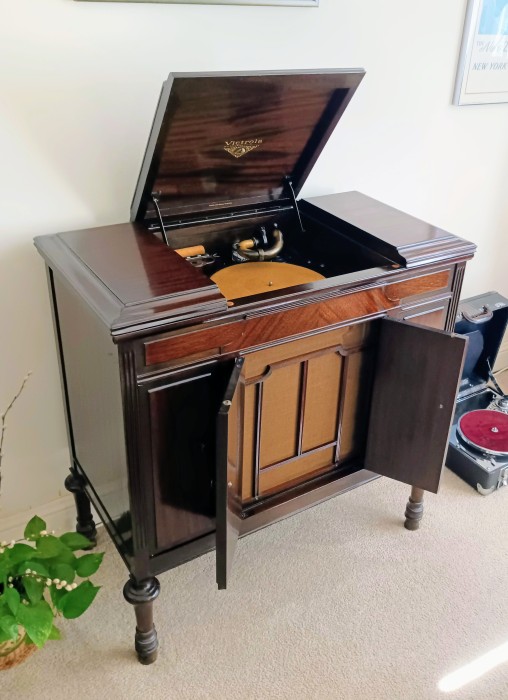 Victrola -- VV-4-40.jpg