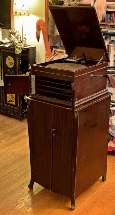 Victrola IX 2.jpg