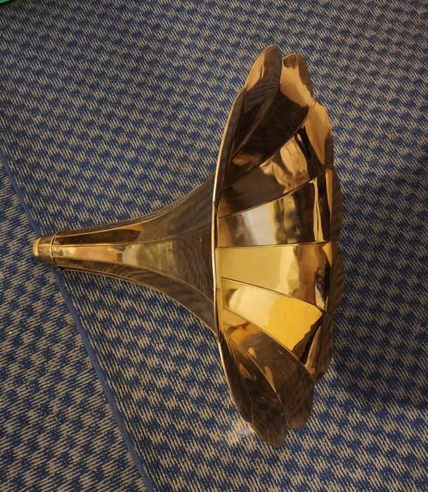 unkown maker brass horn.jpg